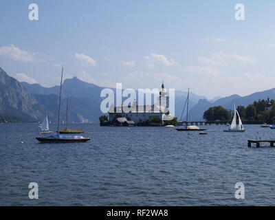 Das Schloss Ort (bis ins frühe 20. Jahrhundert auch geschrieben Orth) ist ein Komplex aus zwei Schlössern am Traunsee a Gmunden (Oberösterreich). Es Foto Stock