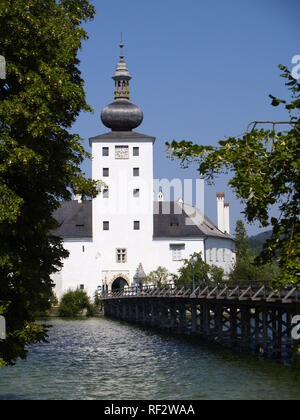 Das Schloss Ort (bis ins frühe 20. Jahrhundert auch geschrieben Orth) ist ein Komplex aus zwei Schlössern am Traunsee a Gmunden (Oberösterreich). Es Foto Stock
