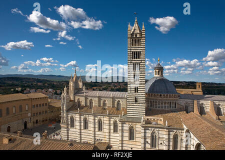 Il campanile e il Duomo di Siena della cattedrale, visto dal 'Facciatone' del Duomo Nuovo, Siena, Toscana, Italia Foto Stock