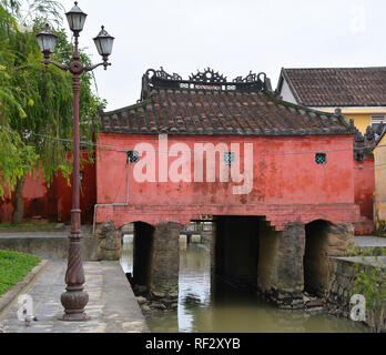 Il ponte coperto giapponese, come si vede dal meno famosi e meno visto di lato. Situato nel centro storico UNESCO di cui centrale città vietnamita di Hoi Un Foto Stock