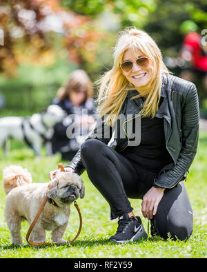 Michelle Collins pronto a giudicare un cane mostra su Hampstead Heath a Londra con il suo cane Humphrey Foto Stock