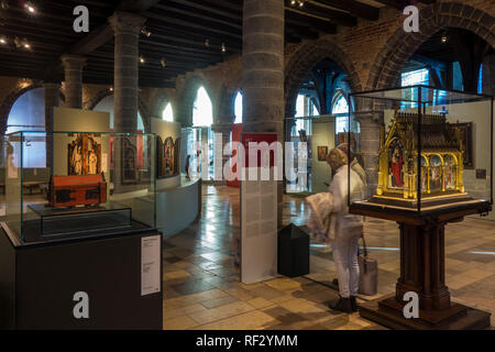 I turisti che visitano il museo nei vecchi malati-bay al medioevale il Sint-Janshospitaal / St John's ospedale nella città di Bruges, Fiandre Occidentali, Belgio Foto Stock