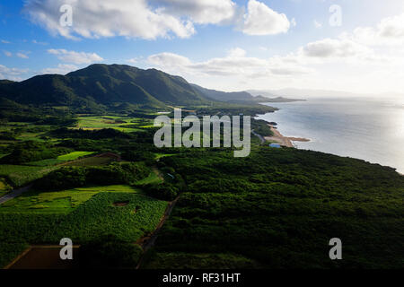 Aerail vew del paesaggio costiero sull isola di Ishigaki, Giappone, isole di Okinawa Foto Stock