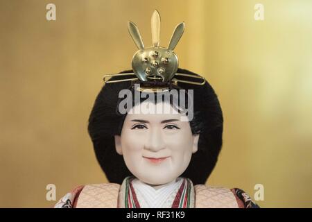 Tokyo, Giappone. 23 gen 2019. Un giapponese di ''hina'' doll modellato dopo Crown Princess Masako sul display a Kyugetsu Azienda showroom. Quest'anno, il giapponese doll maker ''Kyugetsu'' ha annunciato una serie di hina dolls modellato dopo il Principe ereditario Naruhito, Crown Princess Masako, figura skater Rika Kihira inferiore (R) e shogi player Sota Fujii inferiore (L). Le bambole tradizionali vengono utilizzati per celebrare Hinamatsuri o ragazza del giorno in Giappone il 3 marzo. Credito: Rodrigo Reyes Marin/ZUMA filo/Alamy Live News Foto Stock