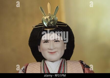 Tokyo, Giappone. 23 gen 2019. Un giapponese di ''hina'' doll modellato dopo Crown Princess Masako sul display a Kyugetsu Azienda showroom. Quest'anno, il giapponese doll maker ''Kyugetsu'' ha annunciato una serie di hina dolls modellato dopo il Principe ereditario Naruhito, Crown Princess Masako, figura skater Rika Kihira inferiore (R) e shogi player Sota Fujii inferiore (L). Le bambole tradizionali vengono utilizzati per celebrare Hinamatsuri o ragazza del giorno in Giappone il 3 marzo. Credito: Rodrigo Reyes Marin/ZUMA filo/Alamy Live News Foto Stock