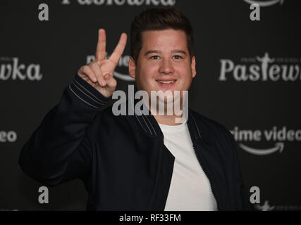 23 gennaio 2019, nella Renania settentrionale-Vestfalia, Köln: il comico Chris Tall giunge alla premiere della nuova stagione della serie di commedia "Pastewka'. Foto: Henning Kaiser/dpa Foto Stock