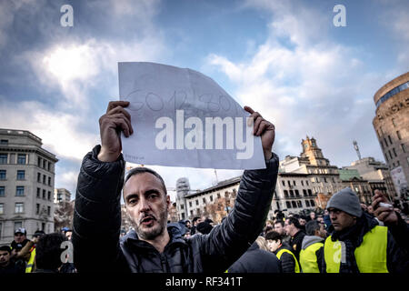 Barcellona, in Catalogna, Spagna. 23 gen 2019. Un tassista è visto che mostra l'ordine numerico delle tabelle di esercitare il voto.Il processo di voto ha iniziato a. Centinaia di conducenti di taxi occupare la Plaza Catalunya in attesa del turno di votazione se continuare lo sciopero o accettare il nuovo decreto legge presentato dal governo della Catalogna. Credito: Paco Freire SOPA/images/ZUMA filo/Alamy Live News Foto Stock