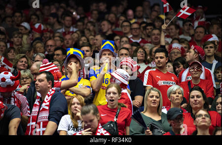 Herning, Danimarca. 23 gen 2019. Danese e Svedese tifosi durante il gruppo C pallamano match tra la Danimarca e la Svezia in Jyske Bank Boxen di Herning durante il 2019 IHF Pallamano Campionato del Mondo in Germania e Danimarca. Credito: Lars Moeller/ZUMA filo/Alamy Live News Foto Stock