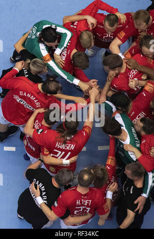 Herning, Danimarca. 23 gen 2019. Team Danimarca vittoria festeggiamenti durante il gruppo C pallamano match tra la Danimarca e la Svezia in Jyske Bank Boxen di Herning durante il 2019 IHF Pallamano Campionato del Mondo in Germania e Danimarca. Credito: Lars Moeller/ZUMA filo/Alamy Live News Foto Stock