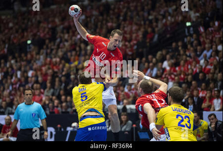 Herning, Danimarca. 23 gen 2019. Nikolaj Marcussen (10), la Danimarca è bloccato da Max Darj, Svezia durante il gruppo C pallamano match tra la Danimarca e la Svezia in Jyske Bank Boxen di Herning durante il 2019 IHF Pallamano Campionato Mondiale in Germania. Credito: Lars Moeller/ZUMA filo/Alamy Live News Foto Stock