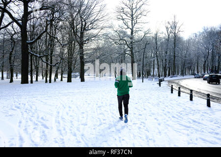 Bruxelles, Belgio. Il 23 gennaio 2019. La gente a piedi attraverso una coperta di neve strade come inverno meteo urta contro il Belgio. Alexandros Michailidis/Alamy Live News Foto Stock