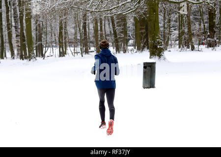 Bruxelles, Belgio. Il 23 gennaio 2019. La gente a piedi attraverso una coperta di neve strade come inverno meteo urta contro il Belgio. Alexandros Michailidis/Alamy Live News Foto Stock