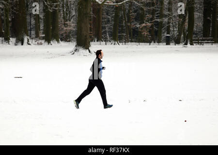 Bruxelles, Belgio. Il 23 gennaio 2019. La gente a piedi attraverso una coperta di neve strade come inverno meteo urta contro il Belgio. Alexandros Michailidis/Alamy Live News Foto Stock