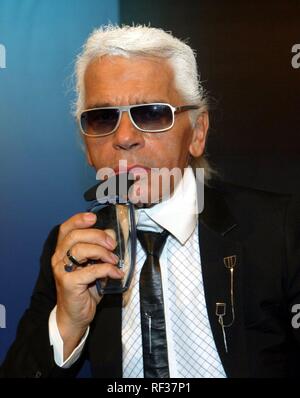 Monaco di Baviera, Germania. 17 Luglio, 2002. (Dpa) - stilista Karl Lagerfeld presenta la sua nuova fragranza "Lagerfeld man' alla stampa a Monaco di Baviera, 17 luglio 2002. | Utilizzo di credito in tutto il mondo: dpa/Alamy Live News Foto Stock