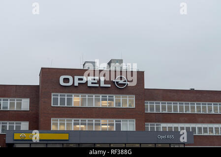 24 gennaio 2019, Assia, Rüsselsheim: il logo del costruttore della vettura Opel può essere visto presso la fabbrica Opel. Secondo l unione informazioni, Opel prevede di ridurre drasticamente la produzione presso il suo stabilimento principale di Rüsselsheim. Foto: Sila Stein/dpa Foto Stock