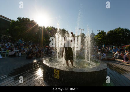 Melbourne, Australia. 24 gen 2019. Tennis: Grand Slam, Australia Open. Una donna in pieno abito in una fontana in Melbourne Park. Giovedì, temperature nella metropoli australiana ha raggiunto 41 gradi Celsius. Credito: Frank Molter/dpa/Alamy Live News Foto Stock