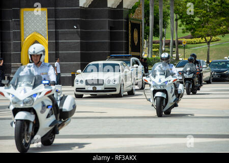 (190124) -- KUALA LUMPUR, Gennaio 24, 2019 (Xinhua) -- convoglio di Sultan Abdullah Sultan Ahmad Shah lascia dopo è stato nominato come nuovo re malese a Istana Negara (Palazzo Nazionale) di Kuala Lumpur in Malesia, Gennaio 24, 2019. La Malaysia ha Conferenza dei governanti giovedì denominato Sultan Abdullah Sultan Ahmad Shah come il paese del XVI re che serve come il capo di Stato costituzionale, membro news agency Bernama segnalati. In una dichiarazione da parte del detentore del righello del sigillo, Syed Danial Syed Ahmad Abdullah sarà installata ufficialmente come re o Yang Di Pertuan Agong su 31.01, sostituendo il suo predeces Foto Stock