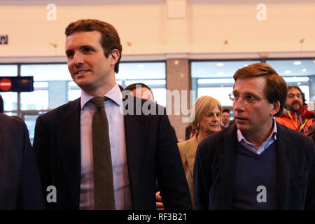 Madrid, Spagna. 24 gen 2019. Pablo Casado(l) e Jose Luis Martinez Almeida, candidato per il sindaco di Madrid per il Partito popolare. Pablo il leader del partito popolare, PP, Pablo Casado ha visitato la fiera di FITUR accompagnata dai dirigenti del Partito popolare. Credito: Jesús Hellin/Alamy Live News Foto Stock