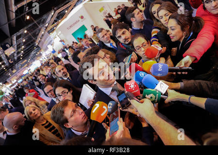 Madrid, Spagna. 24 gen 2019. Pablo Casado visto fare una dichiarazione ai media. Il leader del partito popolare, PP, Pablo Casado ha visitato la fiera di FITUR accompagnata dai dirigenti del Partito popolare. Credito: Jesús Hellin/Alamy Live News Foto Stock