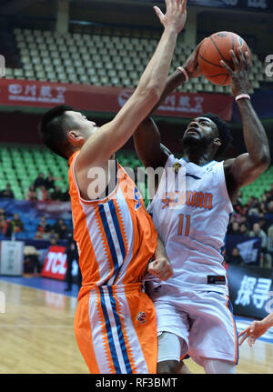 Chengdu Chengdu, in Cina. 24 gen 2019. Chengdu, Cina-Shanghai squali squadra di basket sconfitte Sichuan balena blu Team 106-94 a CBA 2018/19 a Chengdu, southwest ChinaÃ¢â'¬â"¢s nella provincia di Sichuan. Credito: SIPA Asia/ZUMA filo/Alamy Live News Foto Stock