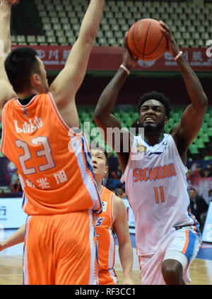 Chengdu Chengdu, in Cina. 24 gen 2019. Chengdu, Cina-Shanghai squali squadra di basket sconfitte Sichuan balena blu Team 106-94 a CBA 2018/19 a Chengdu, southwest ChinaÃ¢â'¬â"¢s nella provincia di Sichuan. Credito: SIPA Asia/ZUMA filo/Alamy Live News Foto Stock