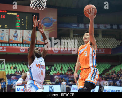 Chengdu Chengdu, in Cina. 24 gen 2019. Chengdu, Cina-Shanghai squali squadra di basket sconfitte Sichuan balena blu Team 106-94 a CBA 2018/19 a Chengdu, southwest ChinaÃ¢â'¬â"¢s nella provincia di Sichuan. Credito: SIPA Asia/ZUMA filo/Alamy Live News Foto Stock