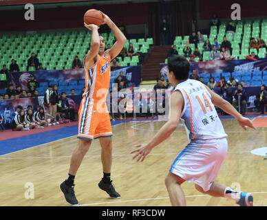 Chengdu Chengdu, in Cina. 24 gen 2019. Chengdu, Cina-Shanghai squali squadra di basket sconfitte Sichuan balena blu Team 106-94 a CBA 2018/19 a Chengdu, southwest ChinaÃ¢â'¬â"¢s nella provincia di Sichuan. Credito: SIPA Asia/ZUMA filo/Alamy Live News Foto Stock