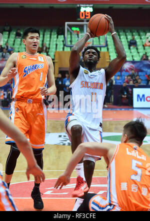 Chengdu Chengdu, in Cina. 24 gen 2019. Chengdu, Cina-Shanghai squali squadra di basket sconfitte Sichuan balena blu Team 106-94 a CBA 2018/19 a Chengdu, southwest ChinaÃ¢â'¬â"¢s nella provincia di Sichuan. Credito: SIPA Asia/ZUMA filo/Alamy Live News Foto Stock