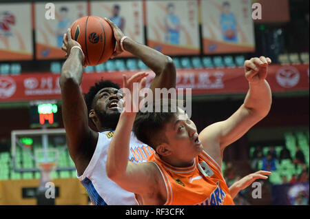 Chengdu Chengdu, in Cina. 24 gen 2019. Chengdu, Cina-Shanghai squali squadra di basket sconfitte Sichuan balena blu Team 106-94 a CBA 2018/19 a Chengdu, southwest ChinaÃ¢â'¬â"¢s nella provincia di Sichuan. Credito: SIPA Asia/ZUMA filo/Alamy Live News Foto Stock
