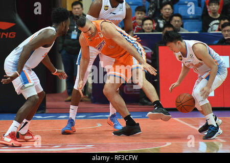 Chengdu Chengdu, in Cina. 24 gen 2019. Chengdu, Cina-Shanghai squali squadra di basket sconfitte Sichuan balena blu Team 106-94 a CBA 2018/19 a Chengdu, southwest ChinaÃ¢â'¬â"¢s nella provincia di Sichuan. Credito: SIPA Asia/ZUMA filo/Alamy Live News Foto Stock