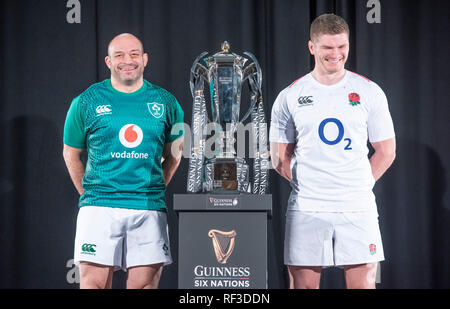 Swansea, Regno Unito. 23 gen 2019. Guinness Sei Nazioni di Rugby lancio a Hurlingham Club di Londra - 23 gennaio 2019 l'Irlanda capitano Rory migliori e Inghilterra capitano Owen Farrell a fianco del Sei Nazioni trofeo Credito: Phil Rees/Alamy Live News Foto Stock