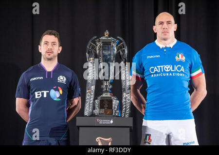 Swansea, Regno Unito. 23 gen 2019. Guinness Sei Nazioni di Rugby lancio a Hurlingham Club di Londra - 23 gennaio 2019 Scozia capitano Greig Laidlaw e Italia capitano Sergio Parisse a fianco del Sei Nazioni Trofeo Credito: Phil Rees/Alamy Live News Foto Stock