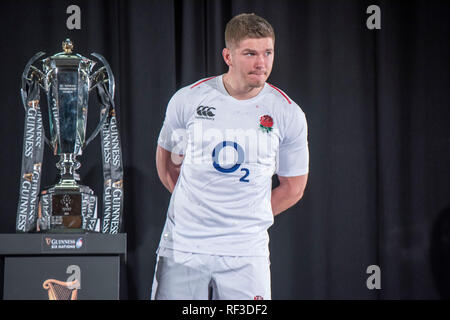 Swansea, Regno Unito. 23 gen 2019. Guinness Sei Nazioni di Rugby lancio a Hurlingham Club di Londra - 23 gennaio 2019 Inghilterra Rugby capitano Owen Farrell a fianco del Sei Nazioni trofeo. Credito: Phil Rees/Alamy Live News Foto Stock