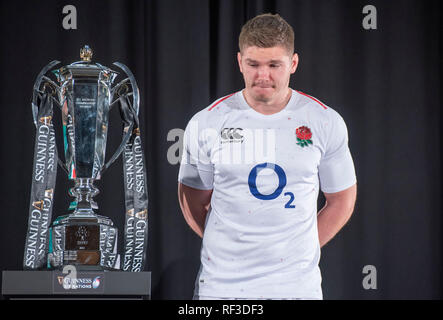 Swansea, Regno Unito. 23 gen 2019. Guinness Sei Nazioni di Rugby lancio a Hurlingham Club di Londra - 23 gennaio 2019 Inghilterra Rugby capitano Owen Farrell a fianco del Sei Nazioni trofeo. Credito: Phil Rees/Alamy Live News Foto Stock