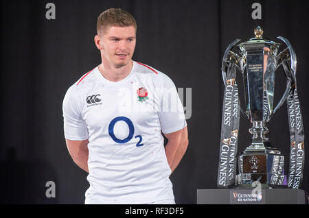 Swansea, Regno Unito. 23 gen 2019. Guinness Sei Nazioni di Rugby lancio a Hurlingham Club di Londra - 23 gennaio 2019 Inghilterra Rugby capitano Owen Farrell a fianco del Sei Nazioni trofeo. Credito: Phil Rees/Alamy Live News Foto Stock