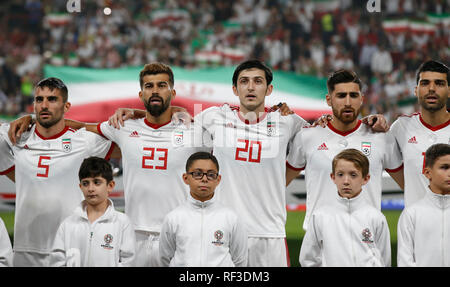 (190125) -- ABU DHABI, Gennaio 25, 2019 (Xinhua) -- a partire i giocatori dell'Iran pongono prima del 2019 AFC Asian Cup quarterfinal match tra Cina e Iran in Abu Dhabi, Emirati Arabi Uniti, il 24 gennaio, 2019. (Xinhua/Ding Xu) Foto Stock