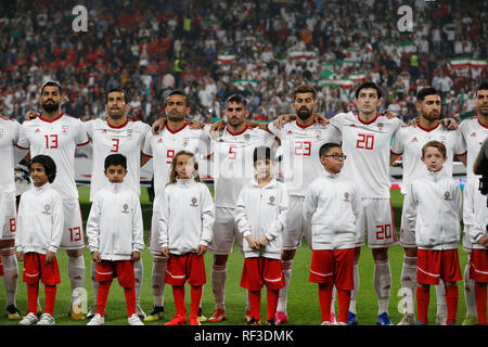 (190125) -- ABU DHABI, Gennaio 25, 2019 (Xinhua) -- a partire i giocatori dell'Iran pongono prima del 2019 AFC Asian Cup quarterfinal match tra Cina e Iran in Abu Dhabi, Emirati Arabi Uniti, il 24 gennaio, 2019. (Xinhua/Ding Xu) Foto Stock