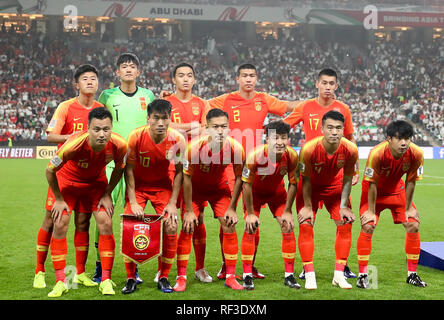 (190125) -- ABU DHABI, Gennaio 25, 2019 (Xinhua) -- a partire i giocatori della Cina pone prima del 2019 AFC Asian Cup quarterfinal match tra Cina e Iran in Abu Dhabi, Emirati Arabi Uniti, il 24 gennaio, 2019. (Xinhua/Cao può) Foto Stock