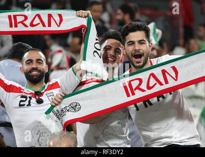 (190125) -- ABU DHABI, Gennaio 25, 2019 (Xinhua) -- i ventilatori del Team Iran allietare prima del 2019 AFC Asian Cup quarterfinal match tra Cina e Iran in Abu Dhabi, Emirati Arabi Uniti, il 24 gennaio, 2019. (Xinhua/Li pista) Foto Stock