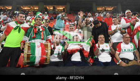 (190125) -- ABU DHABI, Gennaio 25, 2019 (Xinhua) -- i ventilatori del Team Iran allietare prima del 2019 AFC Asian Cup quarterfinal match tra Cina e Iran in Abu Dhabi, Emirati Arabi Uniti, il 24 gennaio, 2019. (Xinhua/Wu Huiwo) Foto Stock