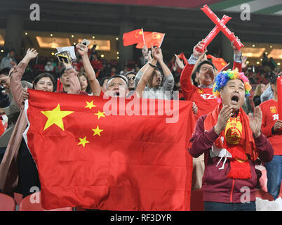 (190125) -- ABU DHABI, Gennaio 25, 2019 (Xinhua) -- i ventilatori del Team Cina cheers prima del 2019 AFC Asian Cup quarterfinal match tra Cina e Iran in Abu Dhabi, Emirati Arabi Uniti, il 24 gennaio, 2019. (Xinhua/Wu Huiwo) Foto Stock