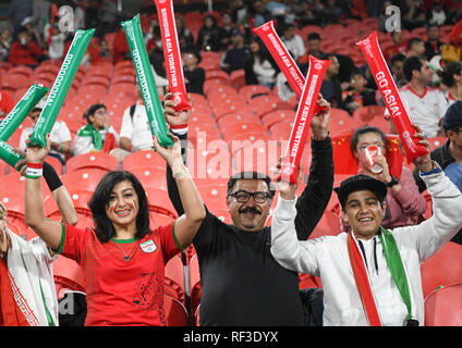 (190125) -- ABU DHABI, Gennaio 25, 2019 (Xinhua) -- i ventilatori del Team Iran allietare prima del 2019 AFC Asian Cup quarterfinal match tra Cina e Iran in Abu Dhabi, Emirati Arabi Uniti, il 24 gennaio, 2019. (Xinhua/Wu Huiwo) Foto Stock