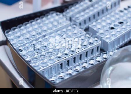 Recipienti di laboratorio con le analisi per la ricerca medica. Foto Stock