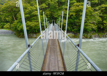 Ponte sul Fiume Makarora vicino Haast autostrada, Isola del Sud, Nuova Zelanda Foto Stock