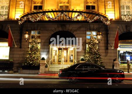 Rolls-Royce Ghost Parcheggiato fuori Arlington Street ingresso del Ritz Hotel, Londra, Regno Unito. Foto Stock