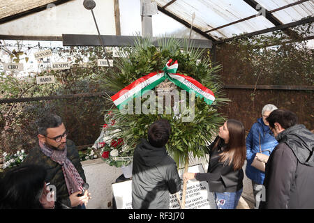 Napoli, Italia. 23 gen 2019. Già 23 anni fa il massacro a Secondigliano Quadrivio. Il crollo di un tunnel sotterraneo che ha causato l'esplosione di un gasdotto, un incendio di vaste proporzioni di edificio e negozi. Credito: Fabio Sasso/Pacific Press/Alamy Live News Foto Stock