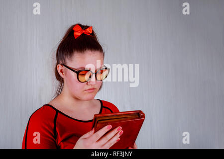 L'istruzione e il concetto di scuola - happy studente giovane ragazza con libro Foto Stock