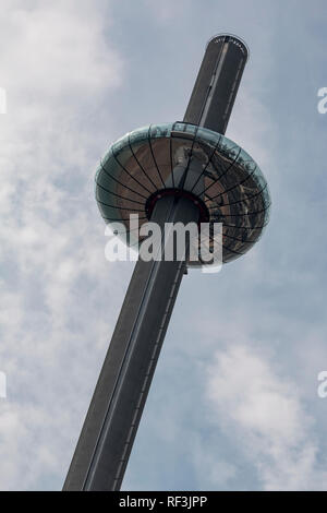 Close up i360 situato sul lungomare di Brighton Foto Stock