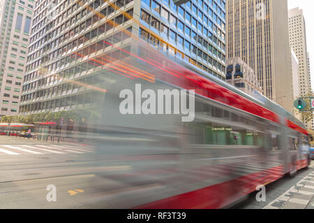 Una movimentazione elettrica filobus a Market Street a San Francisco, Stati Uniti, con il nero e sfondo bianco. Foto Stock