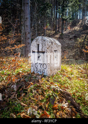 Il vecchio punto di riferimento sul confine tra il Tirolo e la Baviera vicino a Kufstein su una soleggiata giornata autunnale Foto Stock